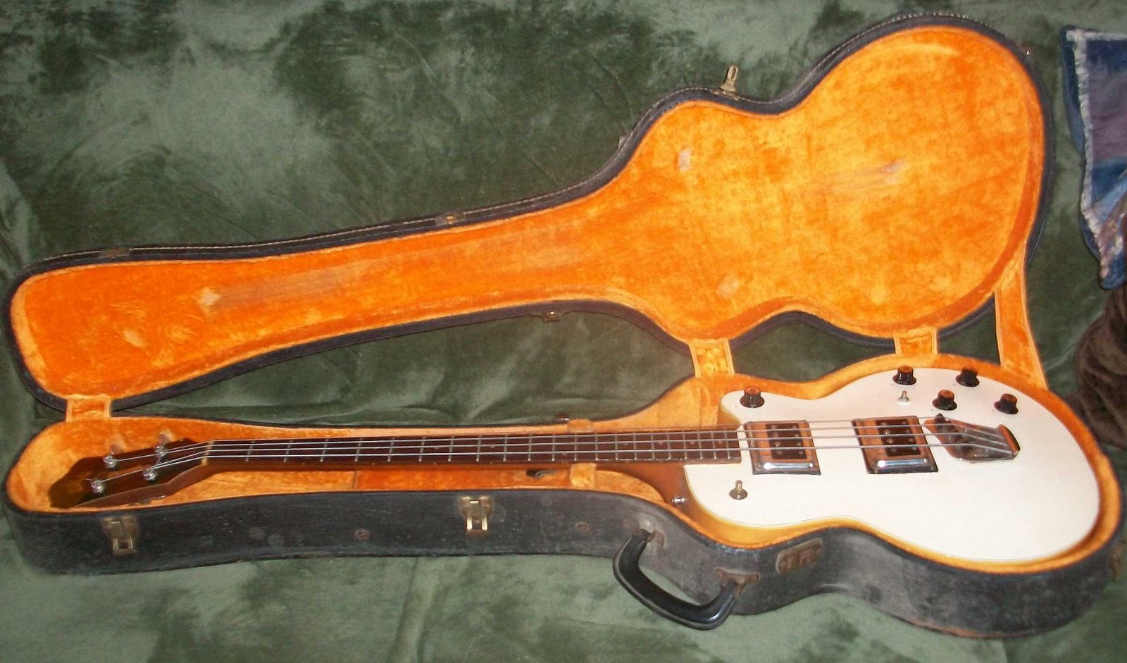 Guild BB230 Bluesbird Bass in original case.jpg